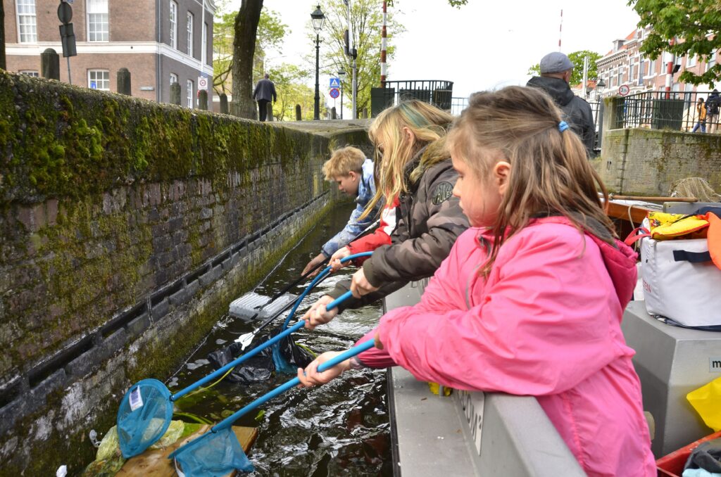 Platsic soup fishing Den Haag